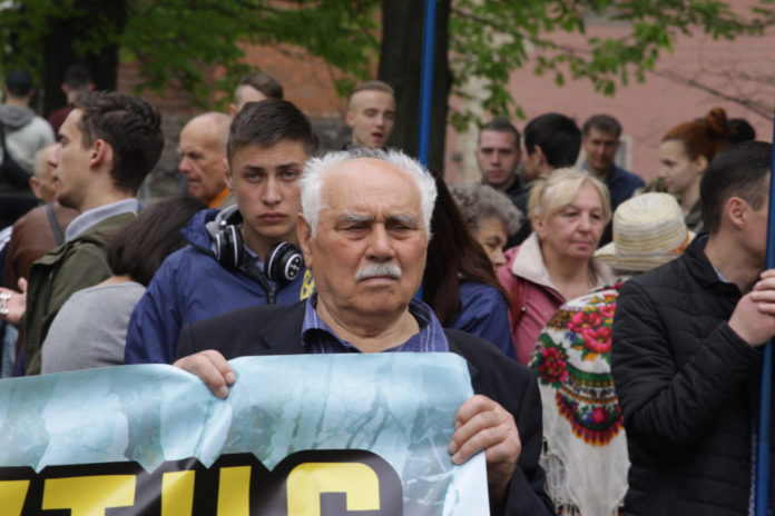 Націоналісти пікетують ЛОР з вимогою прийняття звернення проти олігархів (фото) Націоналісти пікетують ЛОР з вимогою прийняття звернення проти олігархів (фото)