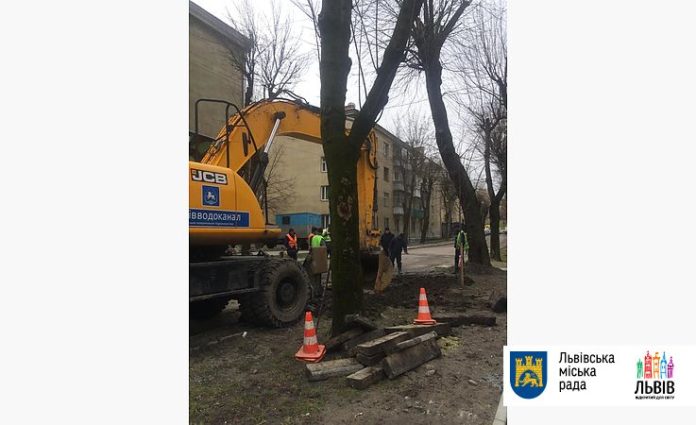 У Львові через аварію на каналізаційному колекторі провалився ґрунт (фото) У Львові через аварію на каналізаційному колекторі провалився ґрунт (фото)