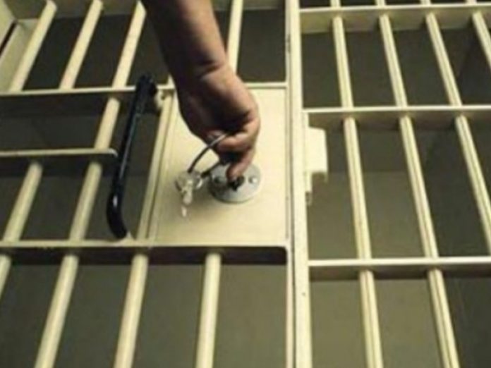 Двох чоловіків, які до смерті побили свого товариша, взяли під варту Двох чоловіків, які до смерті побили свого товариша, взяли під варту