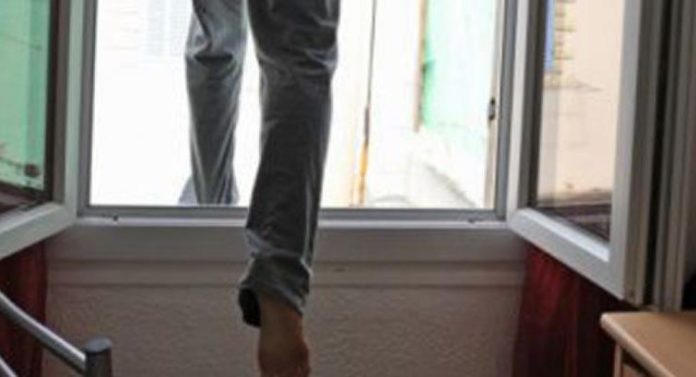 У Тернополі призовник, намагаючись втекти з військкомату, впав з п’ятого поверху У Тернополі призовник, намагаючись втекти з військкомату, впав з п’ятого поверху