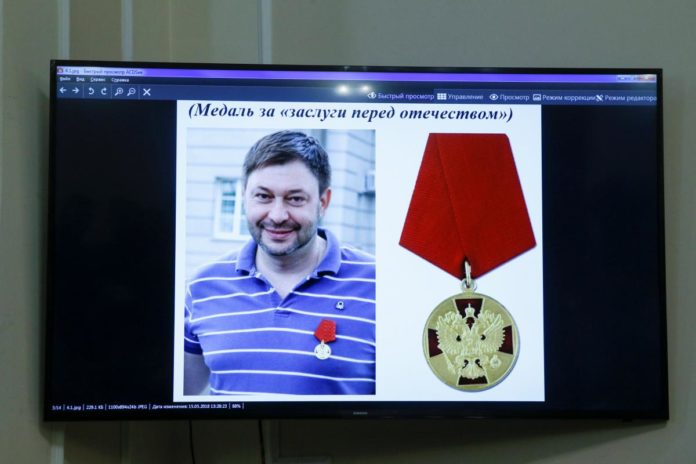 Керівника порталу «РИА Новости Украины», підозрюваного у держзраді, везуть у Херсон Керівника порталу «РИА Новости Украины», підозрюваного у держзраді, везуть у Херсон