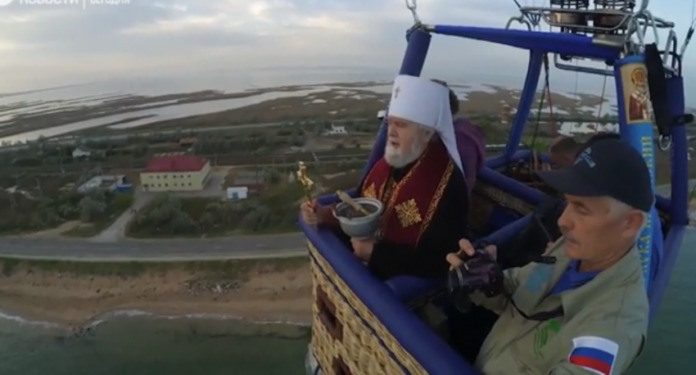 Окупанти освятили Кримський міст з повітряної кулі (відео) Окупанти освятили Кримський міст з повітряної кулі (відео)