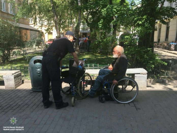 Набайдужі та поліція допомогли безхатькові Набайдужі та поліція допомогли безхатькові