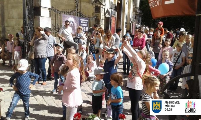 Ляльковий театр з нагоди Дня міста подарував глядачам виставу «Два леви» (відео) Ляльковий театр з нагоди Дня міста подарував глядачам виставу «Два леви» (відео)
