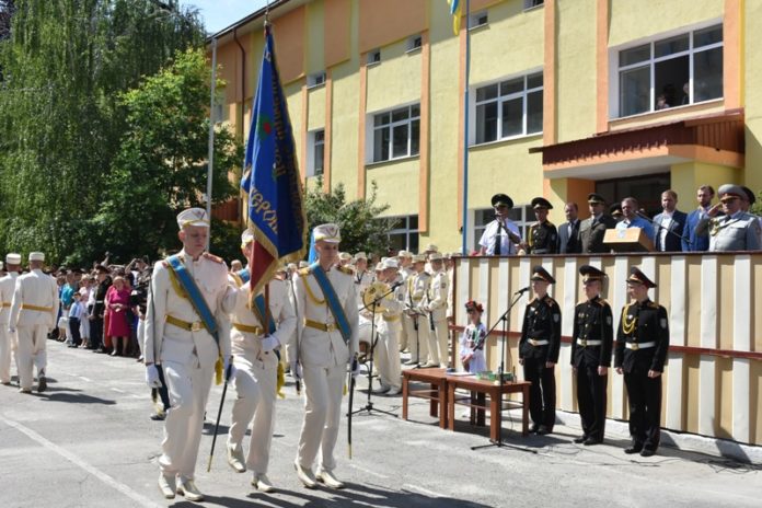 У Львівському військовому ліцеї імені Героїв Крут пролунав останній дзвоник У Львівському військовому ліцеї імені Героїв Крут пролунав останній дзвоник