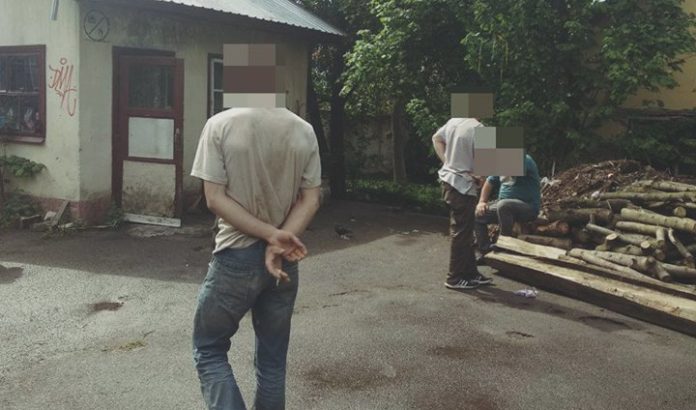 У Львові патрульні затримали 5 осіб, які розбирали будівлю військкомату (фото) У Львові патрульні затримали 5 осіб, які розбирали будівлю військкомату (фото)