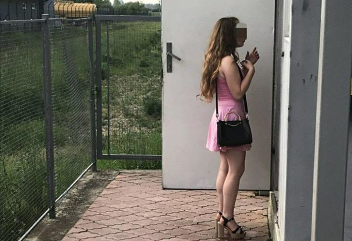 18-річну дівчину хотіли вивезти на кордон проти її волі (фото) 18-річну дівчину хотіли вивезти на кордон проти її волі (фото)