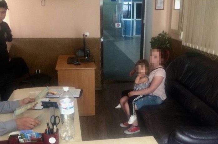 Жінка намагалася вивезти за кордон дитину за дорученням, завіреним неіснуючим нотаріусом Жінка намагалася вивезти за кордон дитину за дорученням, завіреним неіснуючим нотаріусом
