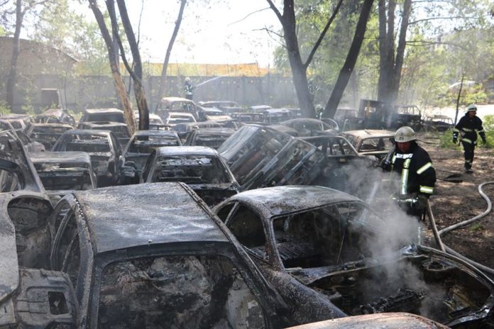 У Києві на стоянці горіло 54 авто (фото) У Києві на стоянці горіло 54 авто (фото)