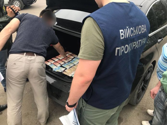 Мешканець Закарпаття намагався підкупити прикордонника, аби провезти 27 тисяч пачок цигарок Мешканець Закарпаття намагався підкупити прикордонника, аби провезти 27 тисяч пачок цигарок