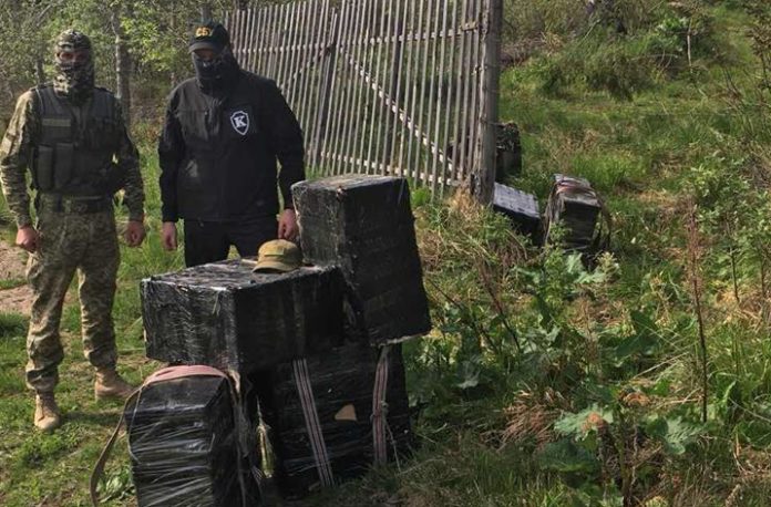 16 тисяч пачок сигарет прикордонники виявили на кордоні (фото) 16 тисяч пачок сигарет прикордонники виявили на кордоні (фото)