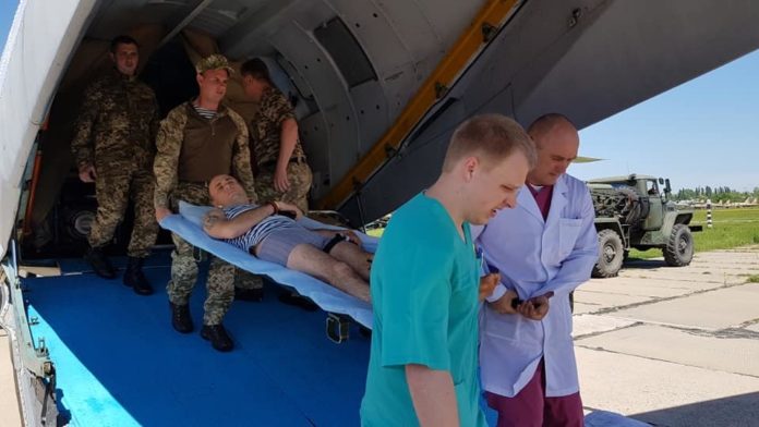 Вперше за понад півроку в Одесу прибув борт з пораненими бійцями ЗСУ Вперше за понад півроку в Одесу прибув борт з пораненими бійцями ЗСУ