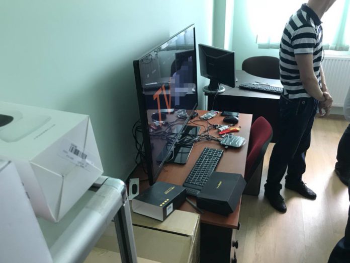 У Львові СБУ припинила ретрансляцію телеканалів країни-агресора та терористів «ДНР» У Львові СБУ припинила ретрансляцію телеканалів країни-агресора та терористів «ДНР»