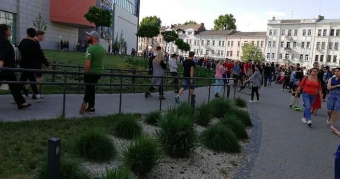 З торгово центру у Львові терміново евакуюють людей через повідомлення про вибух З торгово центру у Львові терміново евакуюють людей через повідомлення про вибух