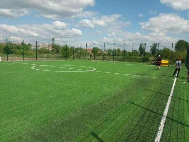 На Жидачівщині облаштували футбольне поле із штучними покриттям