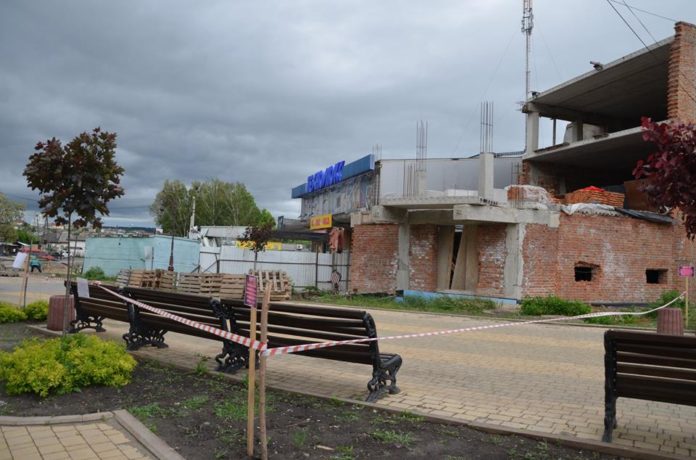 Суди й голодування: у Золочеві триває конфлікт між мером та підприємцем за кінотеатр Суди й голодування: у Золочеві триває конфлікт між мером та підприємцем за кінотеатр