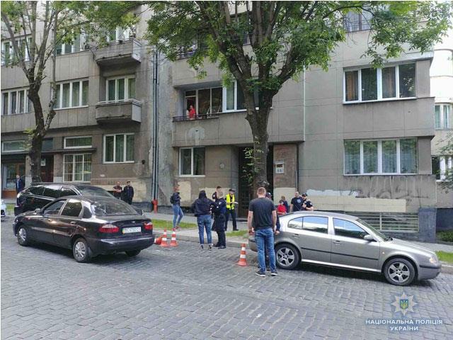 У Львові ножем поранили співробітницю поліції, потрібна донорська кров (фото) - 2