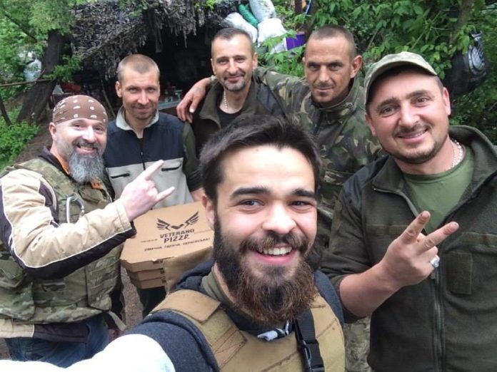 «Підвісити» піцу для бійців: ветерани придумали, як доставляти піцу на передову (фото) «Підвісити» піцу для бійців: ветерани придумали, як доставляти піцу на передову (фото)