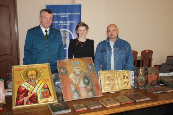 Львівські митники передали музеям старовинні ікони Львівські митники передали музеям старовинні ікони