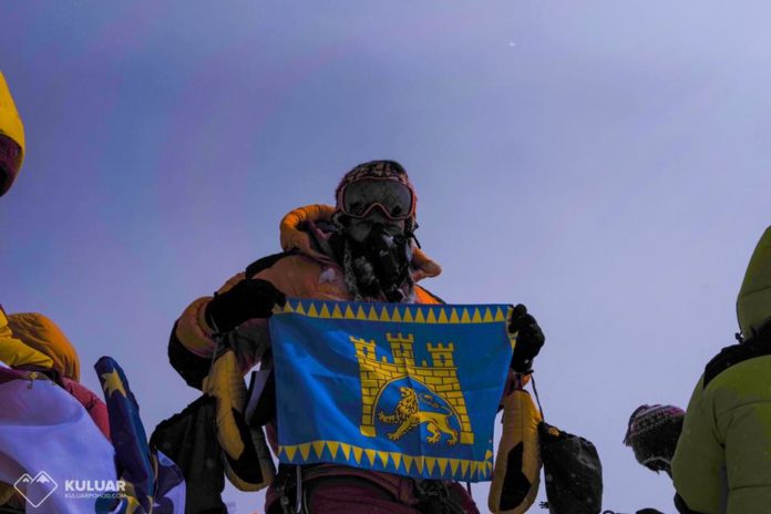 Альпініст Роман Городечний розгорнув прапор Львова на Евересті (фото) Альпініст Роман Городечний розгорнув прапор Львова на Евересті (фото)