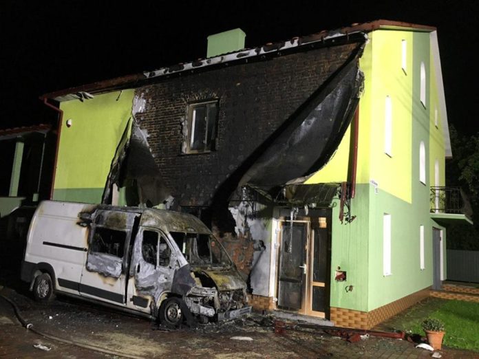 У Самборі горів автомобіль та житловий будинок (фото) У Самборі горів автомобіль та житловий будинок (фото)