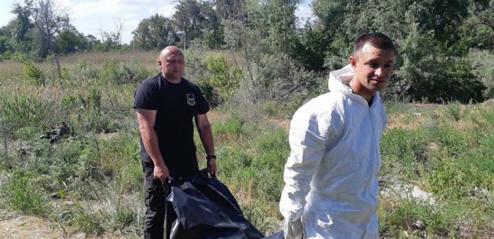 Біля Дніпра виявили 38 мішків з речами загиблих в Іловайському котлі бійцями Біля Дніпра виявили 38 мішків з речами загиблих в Іловайському котлі бійцями