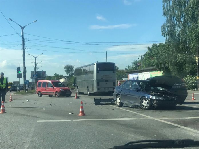 У Львові сталось лобове зіткнення двох автомобілів (фото) У Львові сталось лобове зіткнення двох автомобілів (фото)