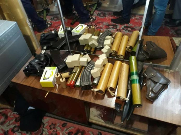 У прапорщика-пенсіонера на Прикарпатті знайшли два десятки гранатометів (фото) У прапорщика-пенсіонера на Прикарпатті знайшли два десятки гранатометів (фото)
