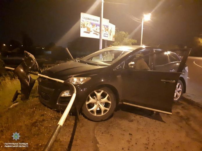 Нетвереза водійка розтрощила свій автомобіль, наїхавши на огорожу Нетвереза водійка розтрощила свій автомобіль, наїхавши на огорожу