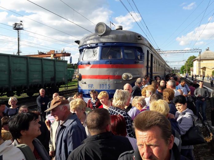 Біля Львова пасажири вкотре заблокували рух електропотягів (фото) Біля Львова пасажири вкотре заблокували рух електропотягів (фото)