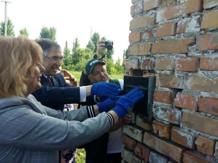 На Львівщині дали старт будівництву молокопереробного заводу, на який Канада дасть мільйон доларів На Львівщині дали старт будівництву молокопереробного заводу, на який Канада дасть мільйон доларів