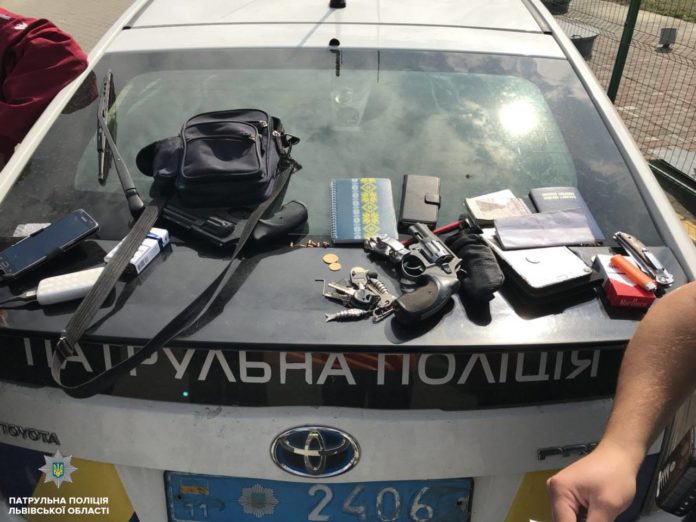Львівські патрульні зупинили скутериста з пістолетами Львівські патрульні зупинили скутериста з пістолетами