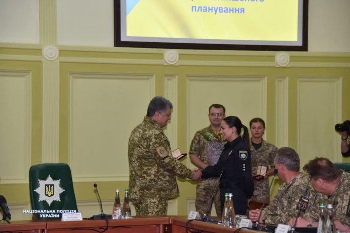 Порошенко вручив державні нагороди львівським патрульним Порошенко вручив державні нагороди львівським патрульним