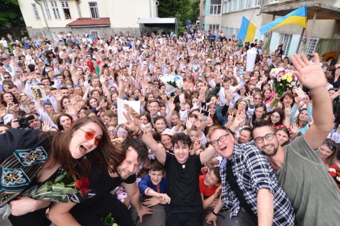 Як Pianoбой співав стрийським школярам на останньому дзвонику (відео) Як Pianoбой співав стрийським школярам на останньому дзвонику (відео)