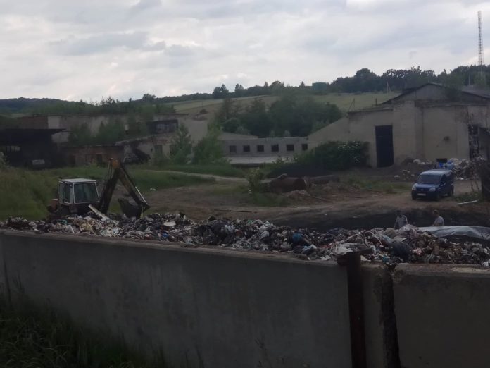 На територію цегельного заводу у Жовкві почали звозити сміття, – очевидці (фото) На територію цегельного заводу у Жовкві почали звозити сміття, – очевидці (фото)