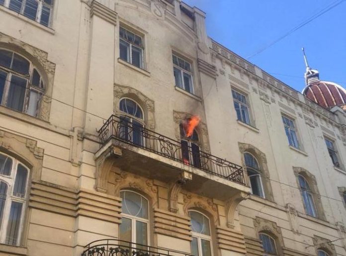 У центрі Львова в квартирі сталася пожежа (фото, відео) У центрі Львова в квартирі сталася пожежа (фото, відео)