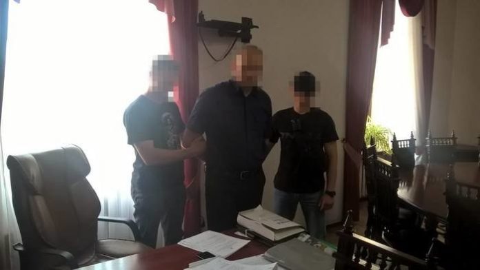 На хабарі затримали керівника ДАК «Хліб Україна» і його спільників На хабарі затримали керівника ДАК «Хліб Україна» і його спільників