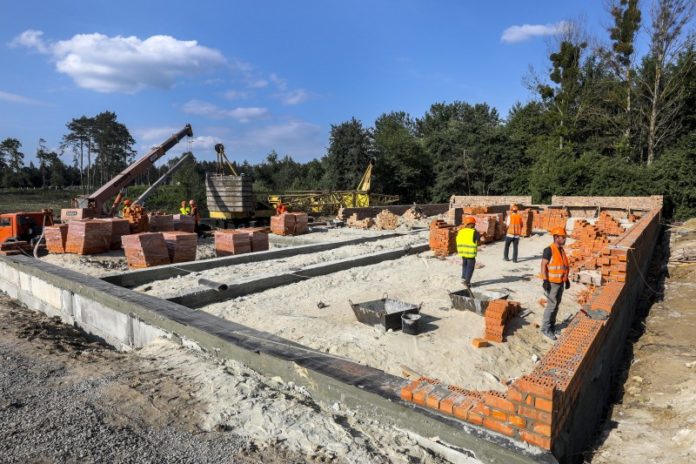 Порошенко проінспектував будівництво житла для учасників АТО у Старичах Порошенко проінспектував будівництво житла для учасників АТО у Старичах