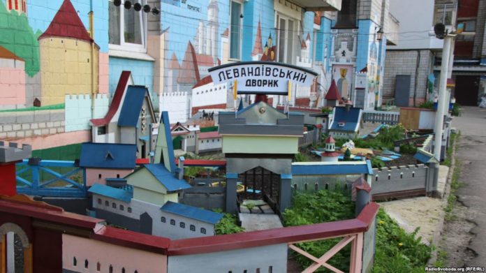 80-річний пенсіонер створив древній Львів на «Левандівському дворику» (відео) 80-річний пенсіонер створив древній Львів на «Левандівському дворику» (відео)