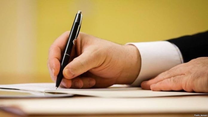 Порошенко підписав указ про захист української мови Порошенко підписав указ про захист української мови