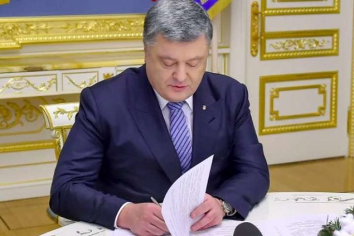 Порошенко підписав закон, який дозволяє ОТГ сіл приєднуватися до великих міст Порошенко підписав закон, який дозволяє ОТГ сіл приєднуватися до великих міст