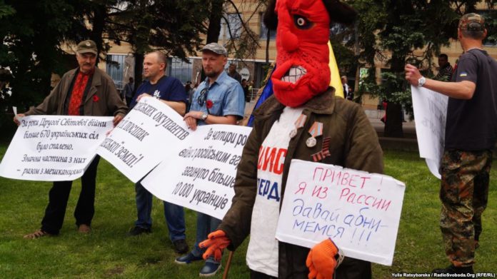 У Дніпрі поліція склала адмінпротокол на активіста через «опудало сепаратиста» У Дніпрі поліція склала адмінпротокол на активіста через «опудало сепаратиста»