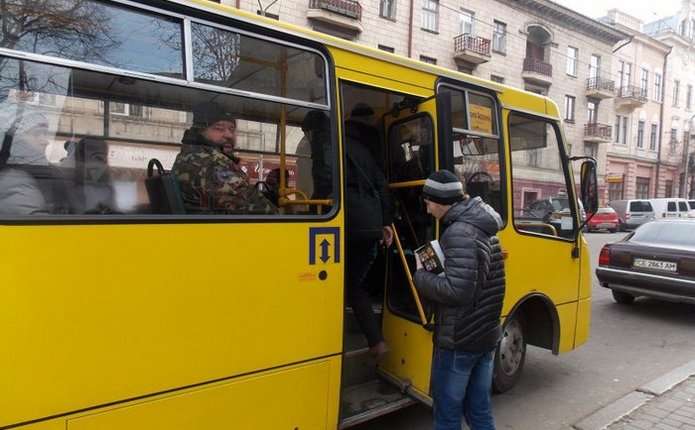 У Чернівцях транспортний колапс: перевізники не виїхали на маршрути через страйк