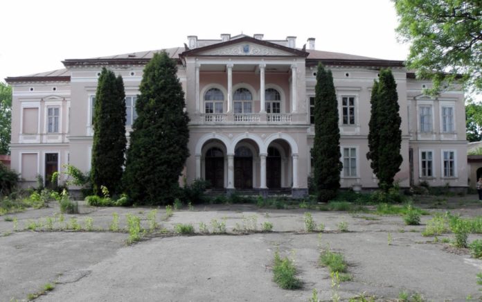 У Буську за понад 400 тисяч гривень відремонтують дах палацу Бадені У Буську за понад 400 тисяч гривень відремонтують дах палацу Бадені