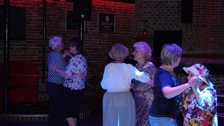 «Сиві та щасливі»: у Львові пенсіонери зробили фурор в нічному клубі (фото)