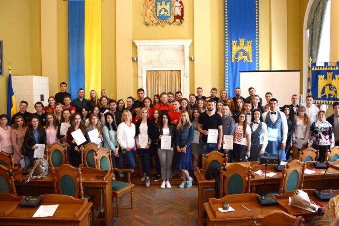 У Львові відзначили 79 кращих кельнерів У Львові відзначили 79 кращих кельнерів
