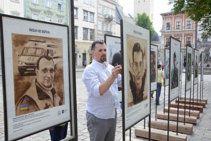 На площі Ринок відкрили фотовиставку «R.I.P.» На площі Ринок відкрили фотовиставку «R.I.P.»