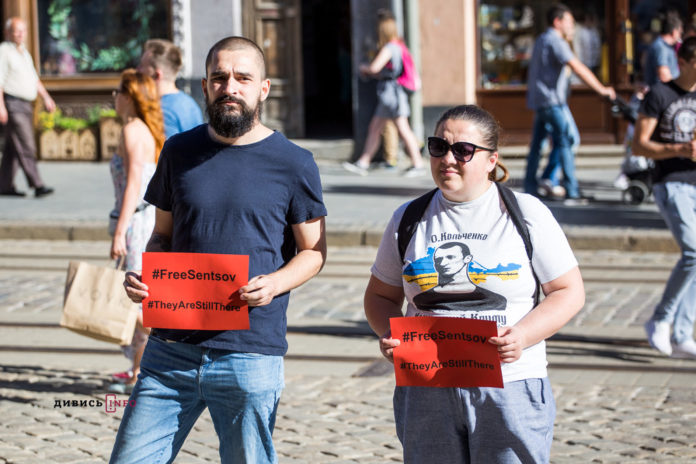 22 день голодування Сенцова: до нього поїхав архієпископ УПЦ КП 22 день голодування Сенцова: до нього поїхав архієпископ УПЦ КП