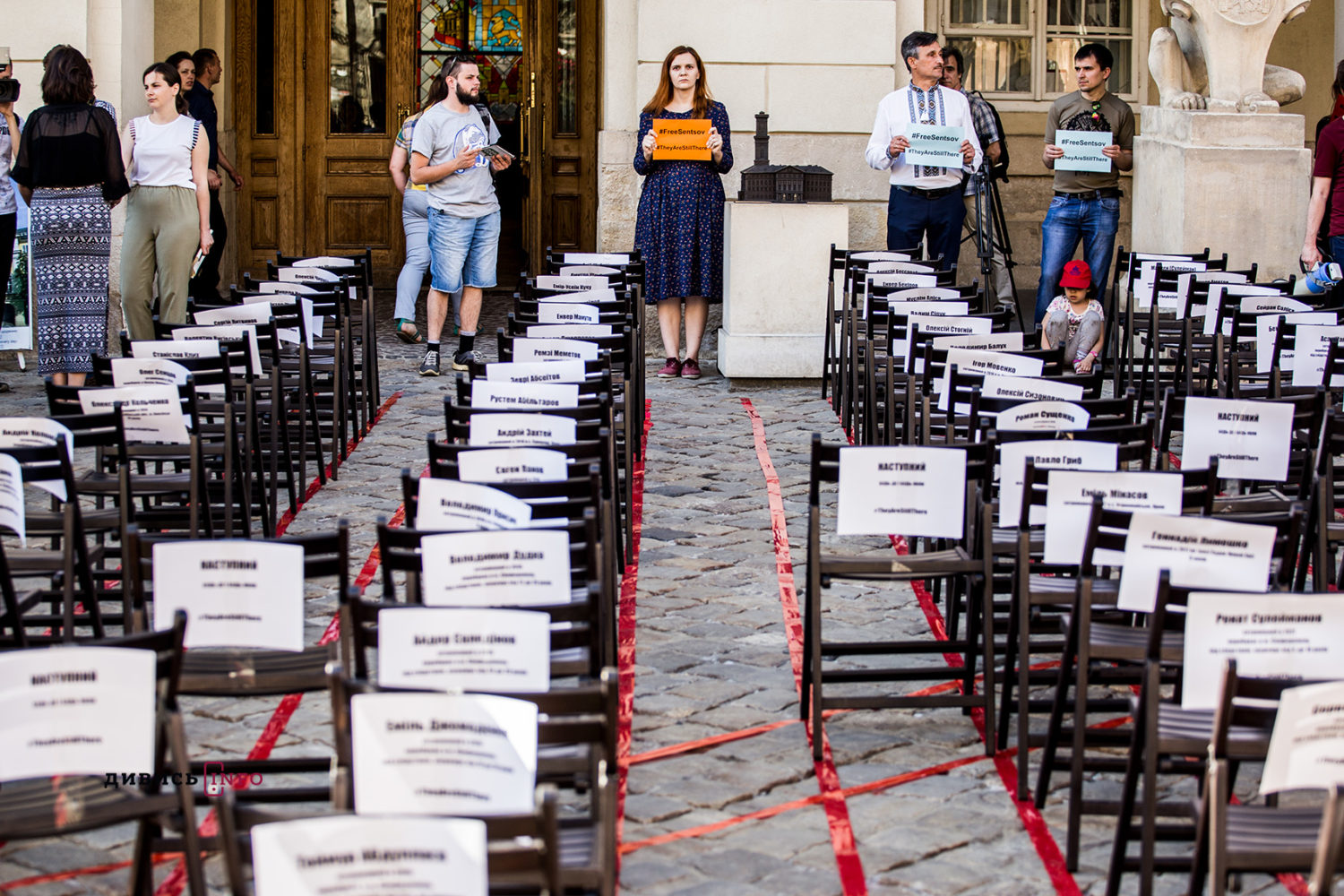 На підтримку Сенцова: в центрі Львова виставили 68 порожніх стільців з іменами бранців Кремля (фоторепортаж)