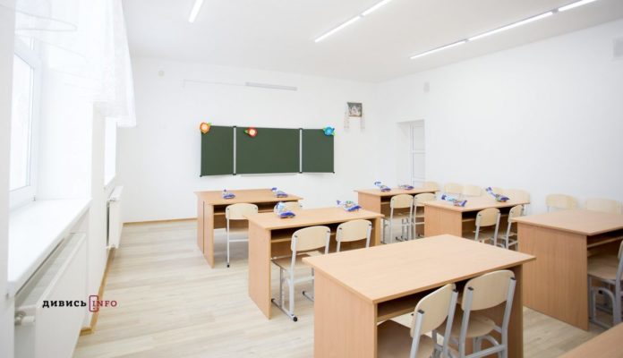 В українських школах встановлять спеціальні двері для евакуації В українських школах встановлять спеціальні двері для евакуації